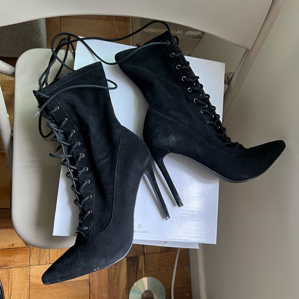 Steve madden womens Satisfied black sued size 9 boot.